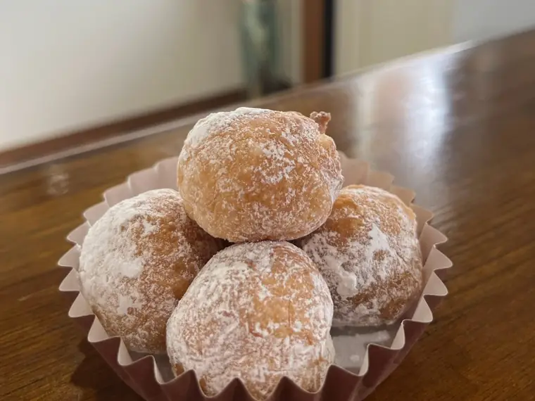 粉砂糖をまぶした菓子パン